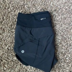 Black lululemon size 4 speed ups. Never worn tags off perfect condition!